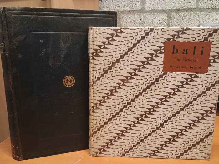 Departement van buitenlandse zaken/ Horace Bristol - Lot van twee oude boeken: Handboek voor de kennis van Nederland en kolonien en Bali in pictures - 1922-1949