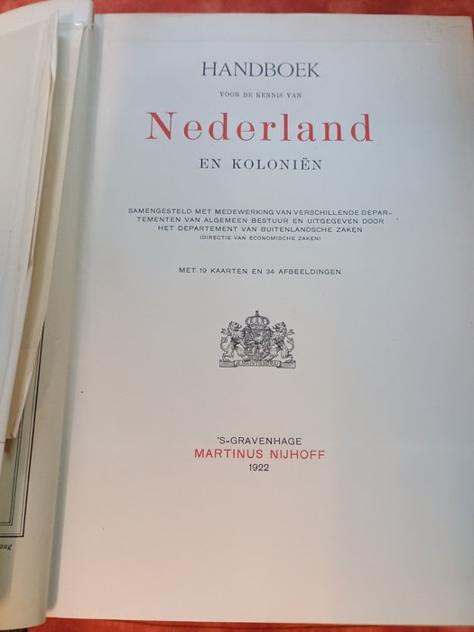 Departement van buitenlandse zaken/ Horace Bristol - Lot van twee oude boeken: Handboek voor de kennis van Nederland en kolonien en Bali in pictures - 1922-1949