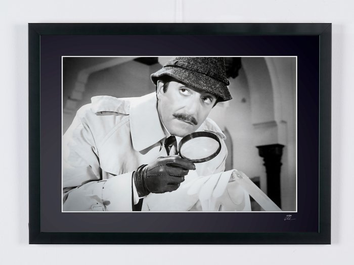 THE RETURN OF PINK PANTHER 1975 - PETER SELLERS ( 1925 - 1980 ) - Fine Art Photography - Luxury Wooden Framed 70X50 cm - Limited Edition Nr 04 of 30 - Serial ID 30726 - Original Certificate (COA), Hologram Logo Editor and QR Code - 100% New items.