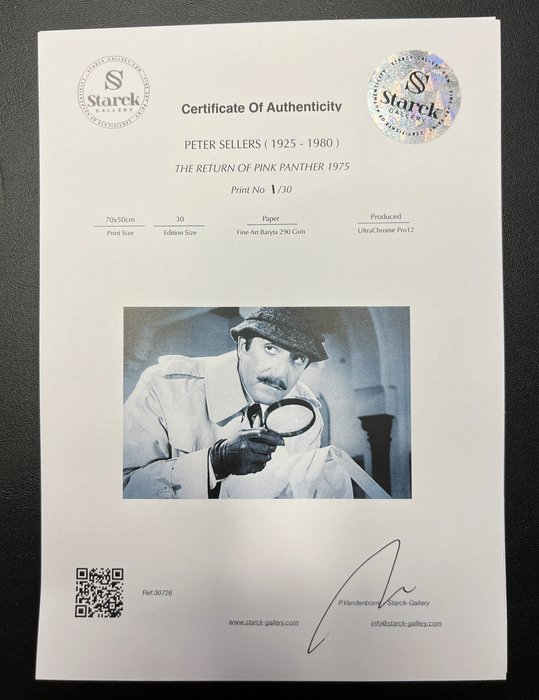 THE RETURN OF PINK PANTHER 1975 - PETER SELLERS ( 1925 - 1980 ) - Fine Art Photography - Luxury Wooden Framed 70X50 cm - Limited Edition Nr 04 of 30 - Serial ID 30726 - Original Certificate (COA), Hologram Logo Editor and QR Code - 100% New items.