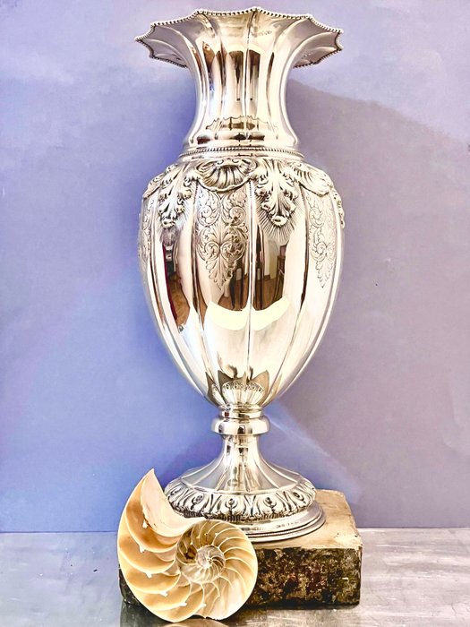 548MI(?) - High Silversmith Manufacturing , 1300gr Hand Made Engraved - Vase - .800 sølv - Vigtigt Vaso-Anfora