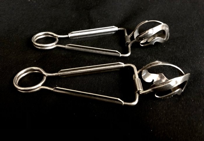 Paris. A , mid 20th Century , pair of old snails tongs - Christofle - Tang (2) - Forsølvet - 1950-1960