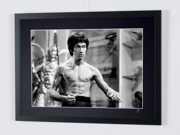 Dragon - Bruce Lee - Fine Art Photography - Luxury Wooden Framed 70X50 cm - Limited Edition 01 of 30 - Serial ID 16835 - Original Certificate (COA), Hologram Logo Editor and QR Code - 100% New items.