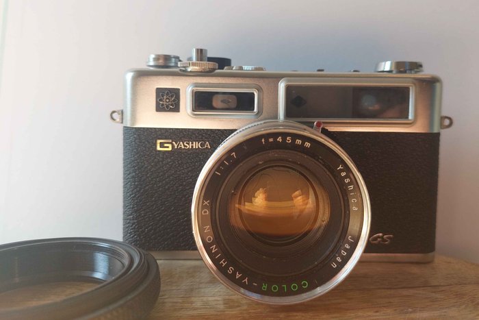 Yashica Electro 35 GS with Yashinon 1,7/45mm + wide and tele lenses and viewfinders | Analogt kamera