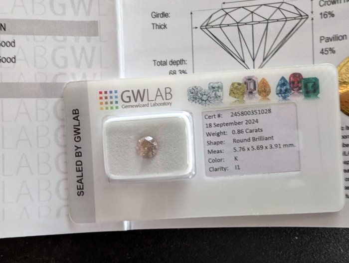 Ingen mindstepris - 1 pcs Diamant  (Natur)  - 0.86 ct - Rund - K - I1 - Gemewizard Gemological Laboratory (GWLab)