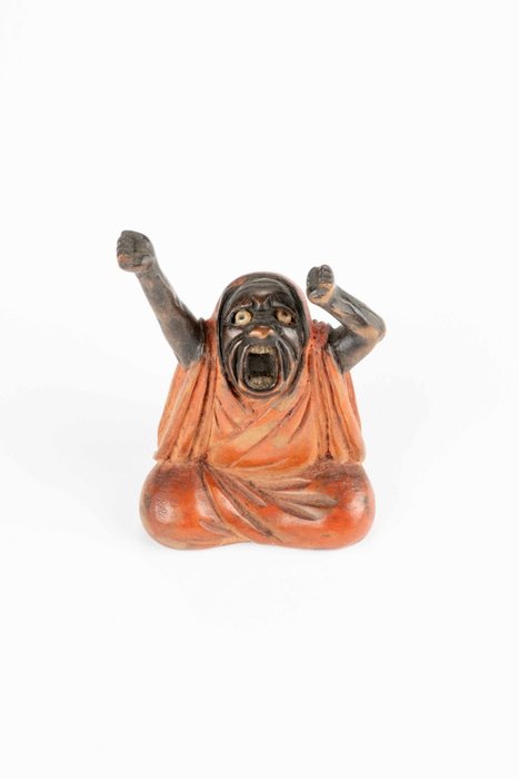 Buksbomved - Signed Ishii (or Iwaii) 石井 - En fremragende buksbom netsuke, der skildrer Daruma, der strækker sig efter hans ni år lange - Meiji-perioden (1868-1912)