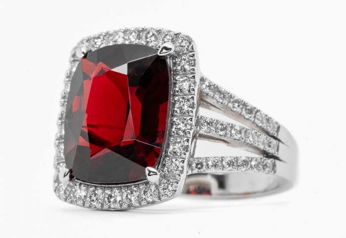 Ring - 18 kraat Hvidguld, Levende rød (Burma) -  6.87ct. tw. Spinel - 0,84ct VS