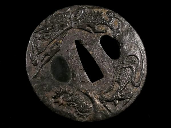 Dragon Theme Tsuba, signeret Wakashiba - Japan - Edo-perioden (1600-1868)