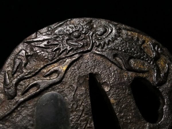 Dragon Theme Tsuba, signeret Wakashiba - Japan - Edo-perioden (1600-1868)