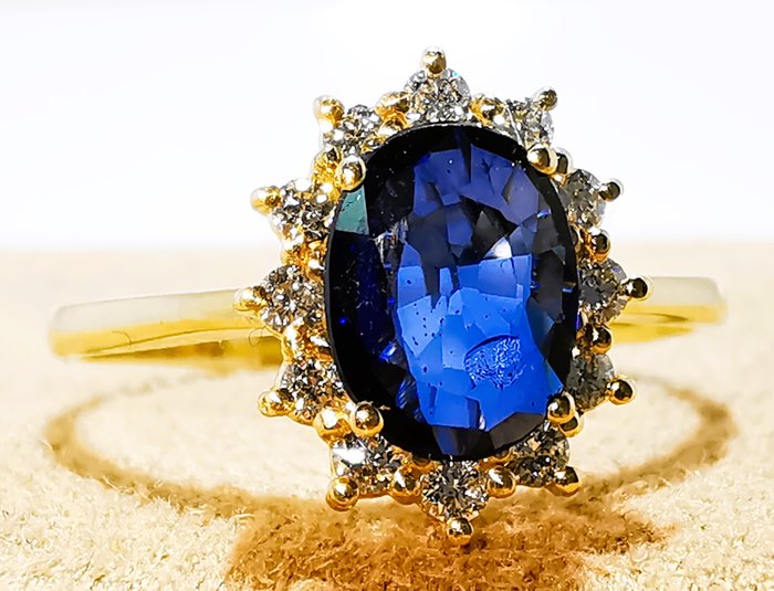 Ingen mindstepris - Ring - 14 karat Gulguld, Lady Di Ring 2.18ct Safir