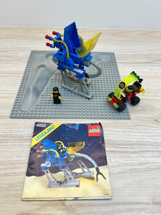 Lego - Space - 6882 + 6833 + baseplate - Lot Walking Astro Grappler + Beacon Tracer + baseplate - 1980-1990