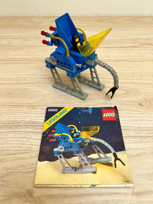 Lego - Space - 6882 + 6833 + baseplate - Lot Walking Astro Grappler + Beacon Tracer + baseplate - 1980-1990