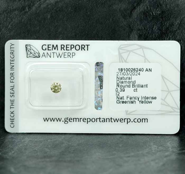 Ingen mindstepris - 1 pcs Diamant  (Naturfarvet)  - 0.39 ct - Fancy intense Grønlig Gul - I2 - Gem Report Antwerp (GRA)