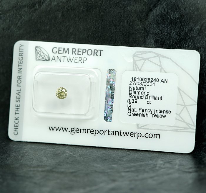 Ingen mindstepris - 1 pcs Diamant  (Naturfarvet)  - 0.39 ct - Fancy intense Grønlig Gul - I2 - Gem Report Antwerp (GRA)