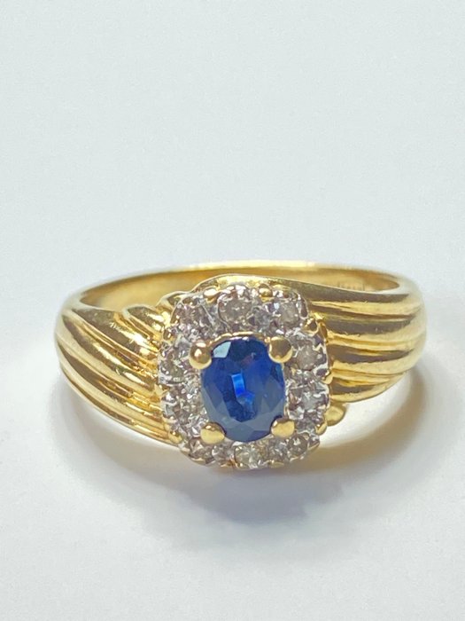 Ingen mindstepris - Ring - 18 kraat Gulguld Safir - Diamant