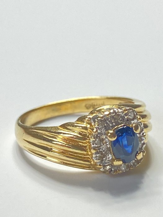 Ingen mindstepris - Ring - 18 kraat Gulguld Safir - Diamant