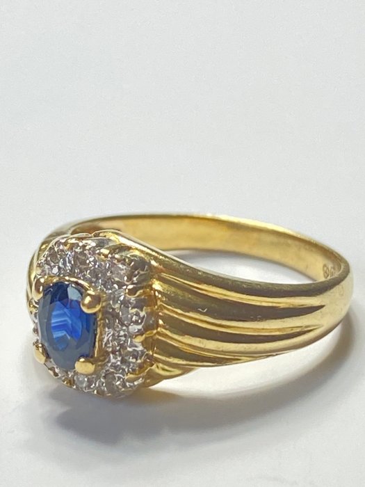 Ingen mindstepris - Ring - 18 kraat Gulguld Safir - Diamant