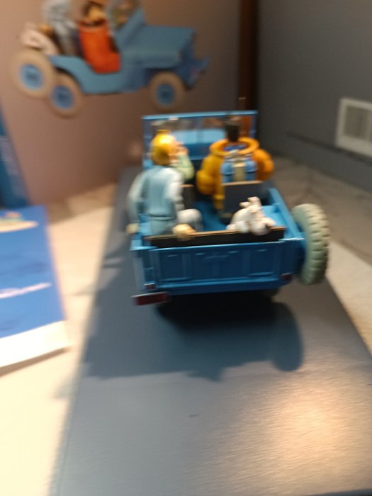 Tintin - 2 Modelbiler - 1/24 + 1/43 - den blå jeep fra månelinsen - Moulinsart / Hachette / Atlas