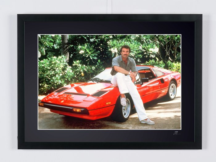 Magnum, P.I. - Classic TV - Tom Selleck (Thomas Magnum) and his Ferrari 308 GTS - Fine Art Photography - Luxury Wooden Framed 70X50 cm - Limited Edition Nr 04 of 30 - Serial ID 30120 - Original Certificate (COA), Hologram Logo Editor and QR Code - 100% New items.