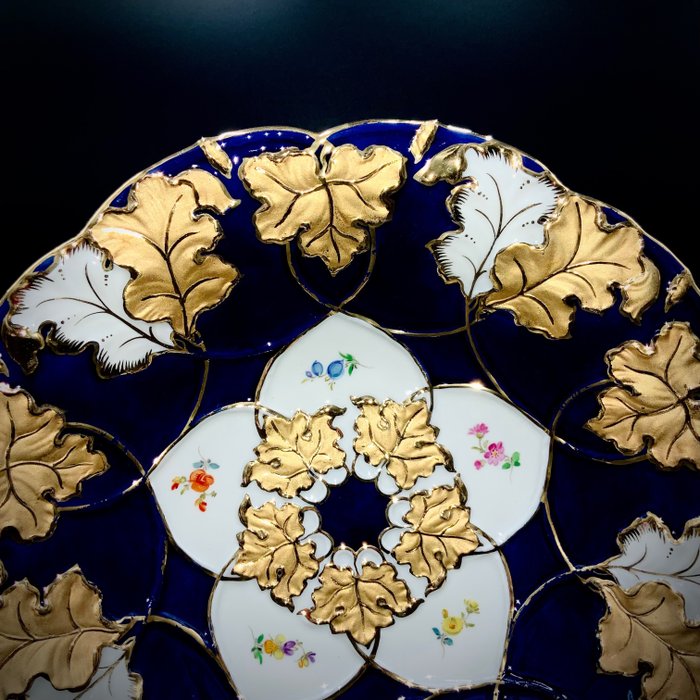 Meissen - First Choice - Ceremonial Plate (287 cm) - Lotus  Scattered Flowers - Cobalt - Tallerken - Håndmalet porcelæn