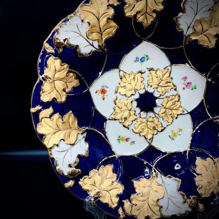 Meissen - First Choice - Ceremonial Plate (287 cm) - Lotus  Scattered Flowers - Cobalt - Tallerken - Håndmalet porcelæn