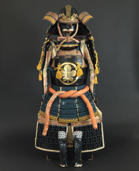 Samurai Armor Kacchu 甲冑 i naturlig størrelse med Paulownia Crest - Japan - 20. århundrede