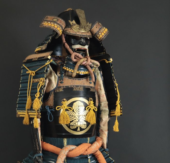 Samurai Armor Kacchu 甲冑 i naturlig størrelse med Paulownia Crest - Japan - 20. århundrede