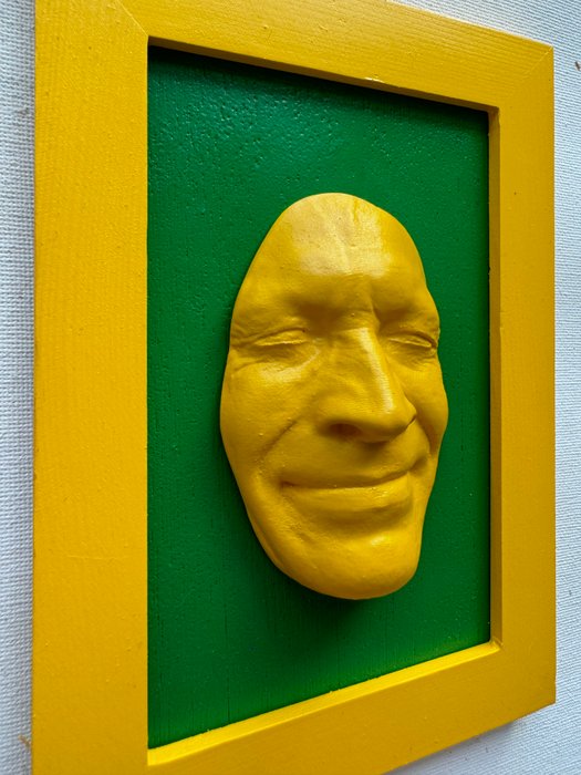 Gregos (1972) - Small yellow smile on green background- yellow frame