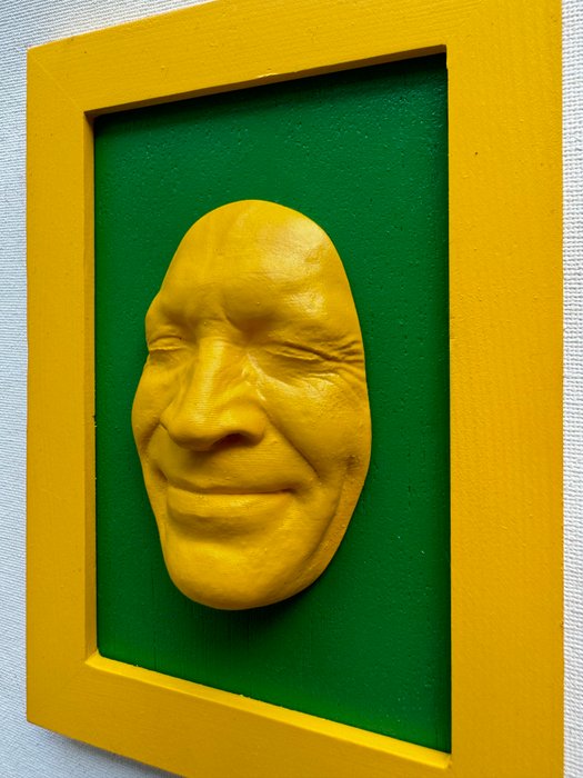 Gregos (1972) - Small yellow smile on green background- yellow frame