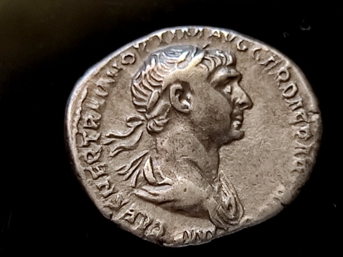 Romarriket. Trajan (AD 98-117). Denarius Roma - Marte avanzando con trofeo y lanza