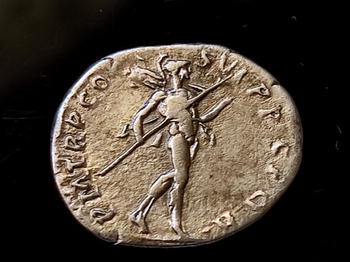 Romarriket. Trajan (AD 98-117). Denarius Roma - Marte avanzando con trofeo y lanza