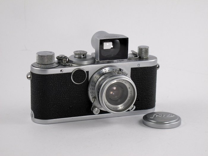 Leica 1c, met zeldzame PTT gravering op body en objectief (Summaron f3.5/3,5cm), met Leitz 35mm zoeker. Analogt kamera