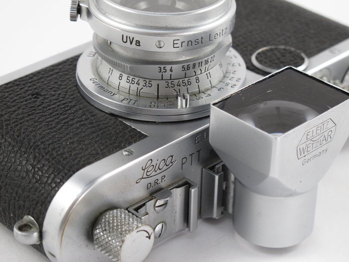 Leica 1c, met zeldzame PTT gravering op body en objectief (Summaron f3.5/3,5cm), met Leitz 35mm zoeker. Analogt kamera