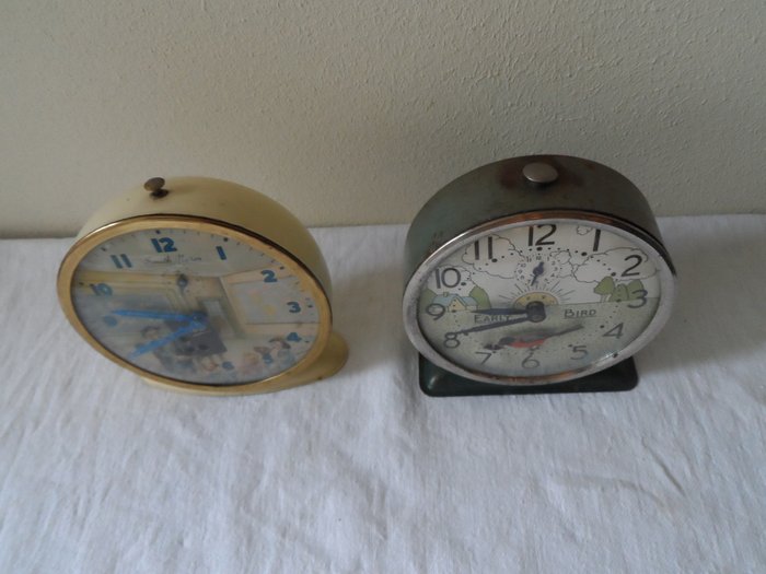 Automatiske vækkeure (med bevægelige dele)  (2) -  Vintage Tin, glas, messing - 1930-1940