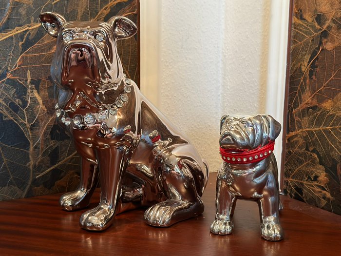 Dekorative Bulldoggenfiguren in Silber-Optik mit Kristallverzierungen – Sammlerstück - Statuette (2) - Porcelæn