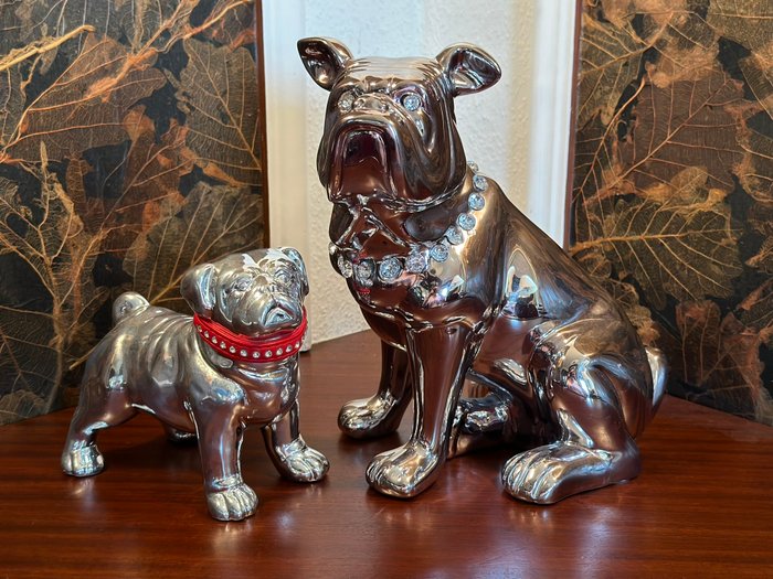 Dekorative Bulldoggenfiguren in Silber-Optik mit Kristallverzierungen – Sammlerstück - Statuette (2) - Porcelæn