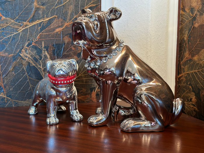 Dekorative Bulldoggenfiguren in Silber-Optik mit Kristallverzierungen – Sammlerstück - Statuette (2) - Porcelæn