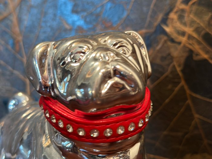 Dekorative Bulldoggenfiguren in Silber-Optik mit Kristallverzierungen – Sammlerstück - Statuette (2) - Porcelæn