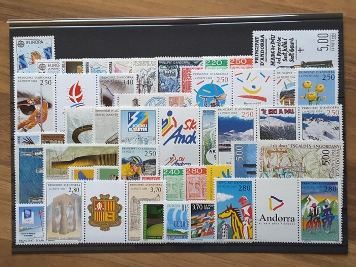 Andorra 1981/1997 - 17 hele år med aktuelle frimærker og hæfter - Yvert 291 à 496 sans les timbres non émis, carnets 1 à 7