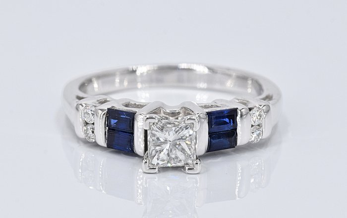 Ingen mindstepris - Ring - 14 karat Hvidguld -  072ct tw Safir - Diamant - 041 ct central diamant