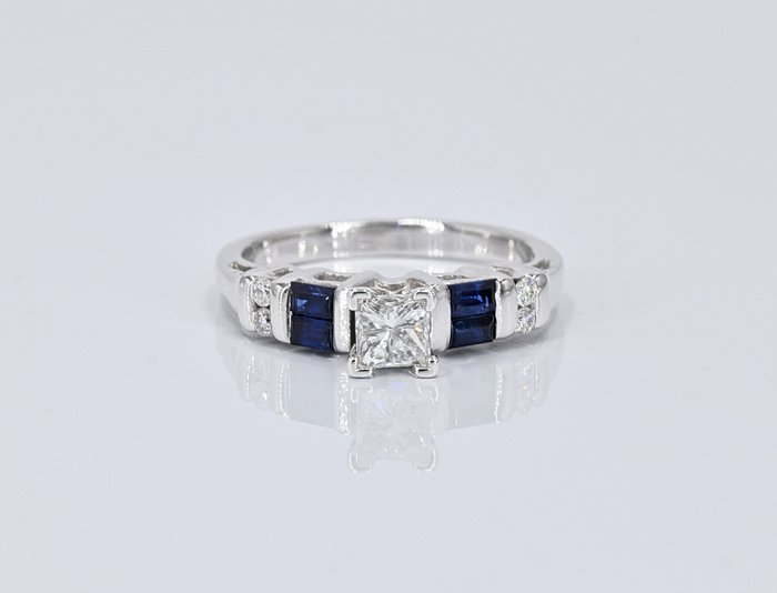 Ingen mindstepris - Ring - 14 karat Hvidguld -  072ct tw Safir - Diamant - 041 ct central diamant