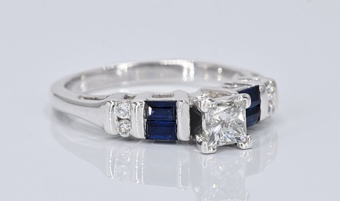 Ingen mindstepris - Ring - 14 karat Hvidguld -  072ct tw Safir - Diamant - 041 ct central diamant