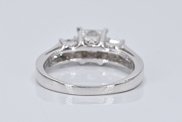 Ingen mindstepris - Ring - 14 karat Hvidguld -  1.41ct. tw. Diamant (Natur) - Diamant - 0,71 ct central diamant