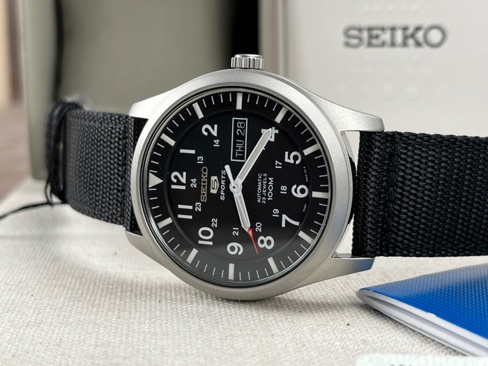 Seiko - 5 Sports Military - Day/Date - Ingen mindstepris - SNZG15K1 - Mænd - 2011-nu