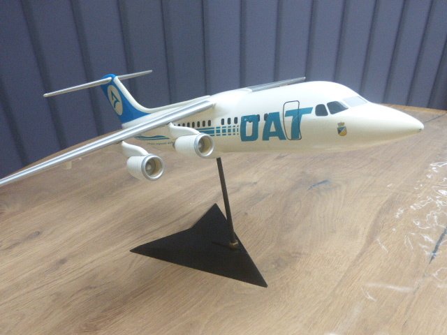 Mastermodels - Passagerfly - Avro RJ 85/100 Aerospace DAT - Delta Air Transport