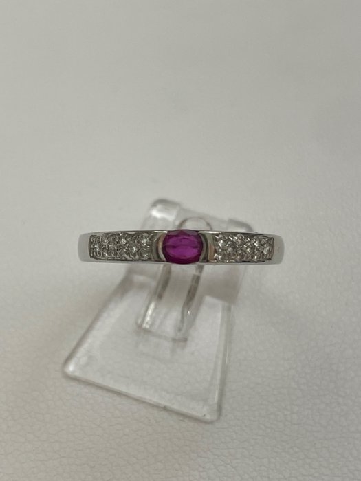 Arata - 18 kraat Hvidguld - Ring - 0.30 ct Rubin - Diamanter