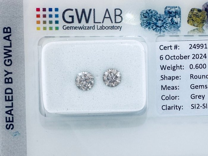 Ingen mindstepris - 2 pcs Diamant  (Naturfarvet)  - 0.60 ct - Rund - Fancy light Grå - SI2, SI3 - Gemewizard Gemological Laboratory (GWLab) - (NATURLIGE FANCY FARVE)