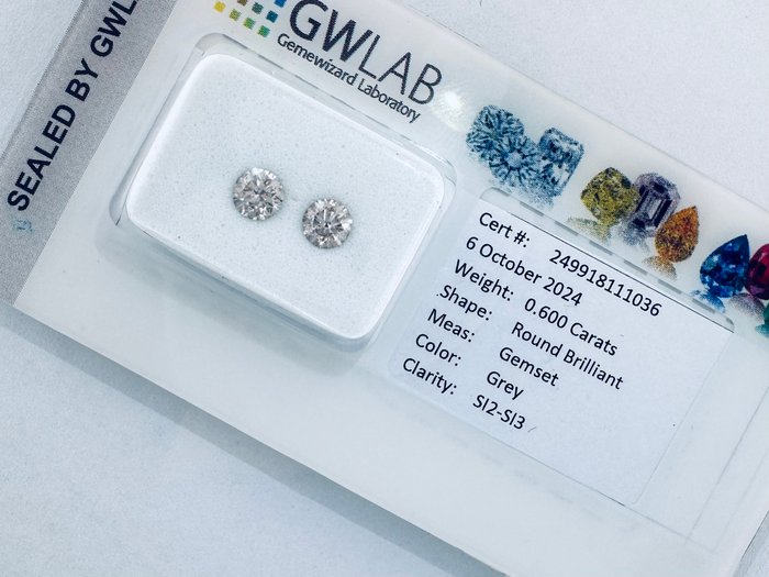 Ingen mindstepris - 2 pcs Diamant  (Naturfarvet)  - 0.60 ct - Rund - Fancy light Grå - SI2, SI3 - Gemewizard Gemological Laboratory (GWLab) - (NATURLIGE FANCY FARVE)