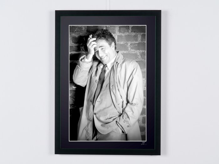 Columbo - Classic TV - Peter Falk as "Inspector Columbo - Fine Art Photography - Luxury Wooden Framed 70X50 cm - Limited Edition Nr 05 of 30 - Serial ID 30682 - Original Certificate (COA), Hologram Logo Editor and QR Code - 100% New items.