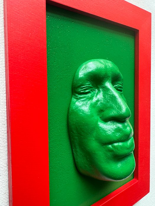 Gregos (1972) - Small green light kiss on green background-Red frame